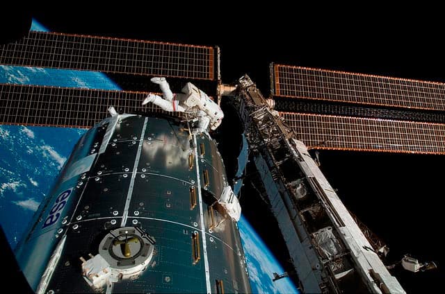 La Estación Espacial Internacional está fabricada ocn aluminio en su mayor parte.
