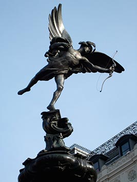 Primera escultura hecha en aluminio. Eros o Anteros, Piccadilly Circus, Londres.